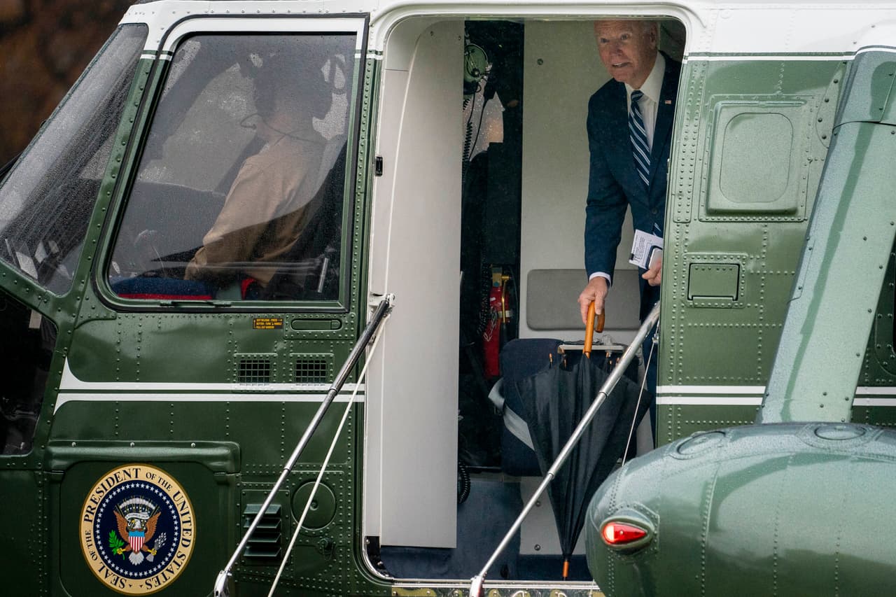 El presidente Joe Biden aborda el Marine One en el jardín sur de la Casa Blanca en Washington, este martes 6 de diciembre de 2022, para viajar a Phoenix, Arizona, donde se reunió con varios líderes demócratas del estado.