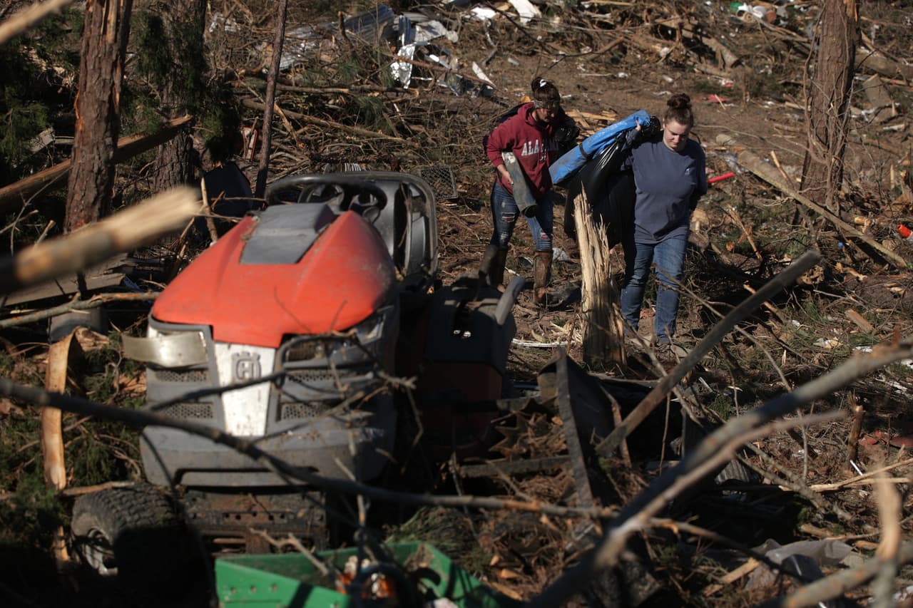 Debido a que los tornados frecuentemente ocasionan daños en los cables de electricidad, las cañerías de gas o los sistemas eléctricos, existe el riesgo de electrocución o de explosión.