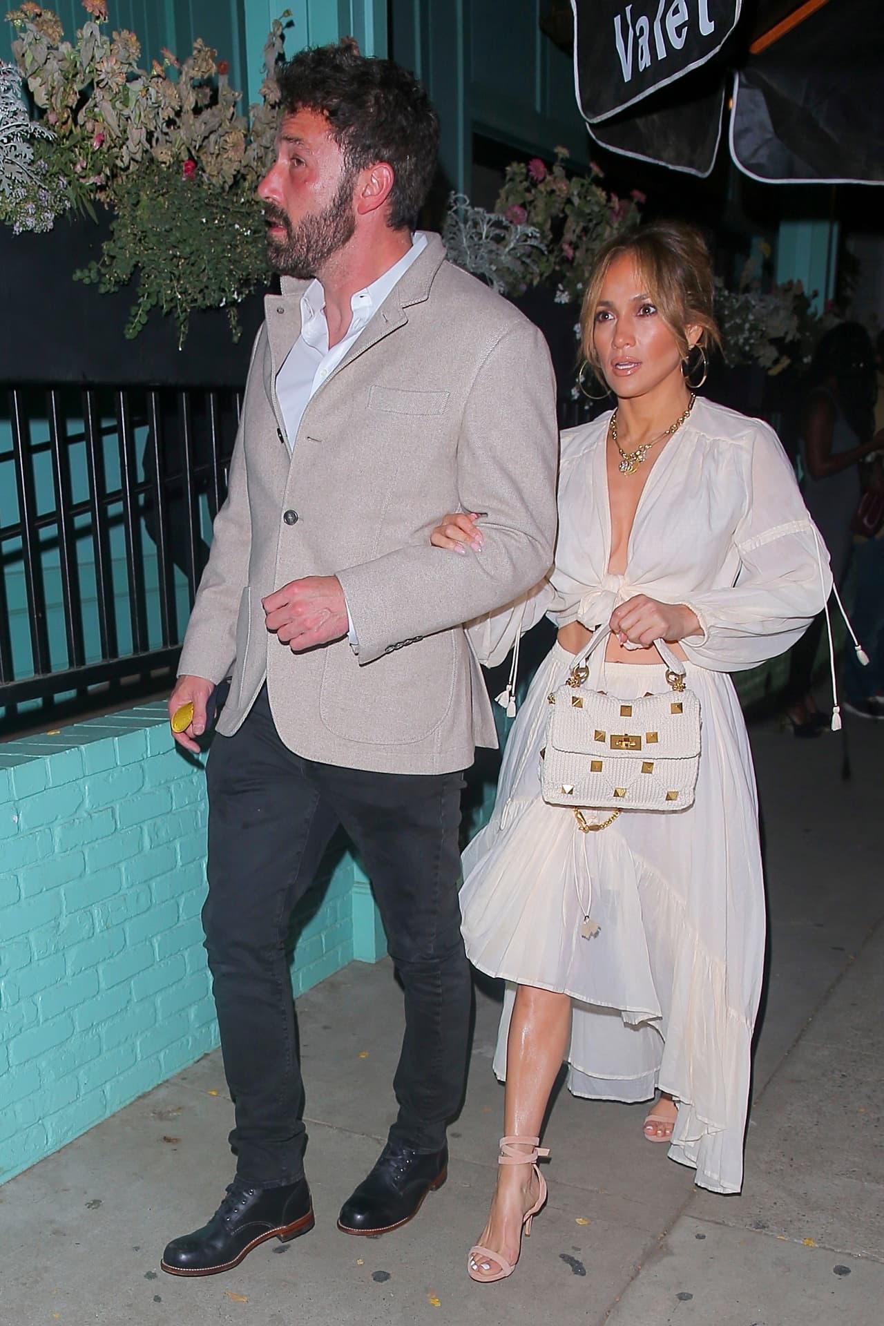 Primero, 'Bennifer', como se les conoce, reaparecieron la noche del sábado 7 de agosto cuando 
<b><a href="https://www.univision.com/famosos/ben-affleck-jlo-reaparecen-beverly-hills-vacaciones-europa" target="_blank">salieron a cenar en Beverly Hills. </a></b>
<br>