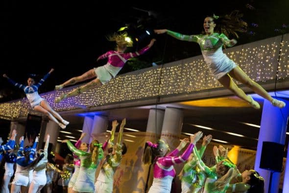 El público puedo disfrutar del espectáculo con desfiles multicolores y