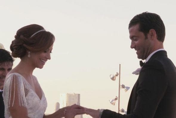 Esta imagen capta la gran felicidad de los novios al sellar su amor con las argollas de boda.