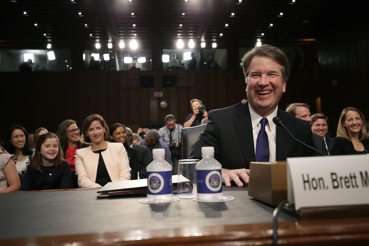 Además de ser juez de la Corte de Apelaciones del Distrito de Columbia, Kavanaugh fue asesor legal de la presidencia de George W. Bush y fue miembro de la fiscalía especial que
<b> investigó al presidente Bill Clinton.</b>