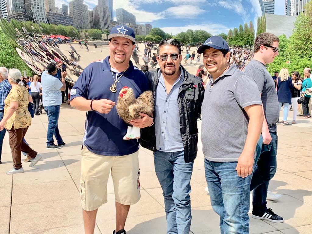 Sobrepasando todos los obstáculos, El Feo y su mascota conocieron la 'Ciudad de los Vientos' y hasta se tomaron foto con sus seguidores.