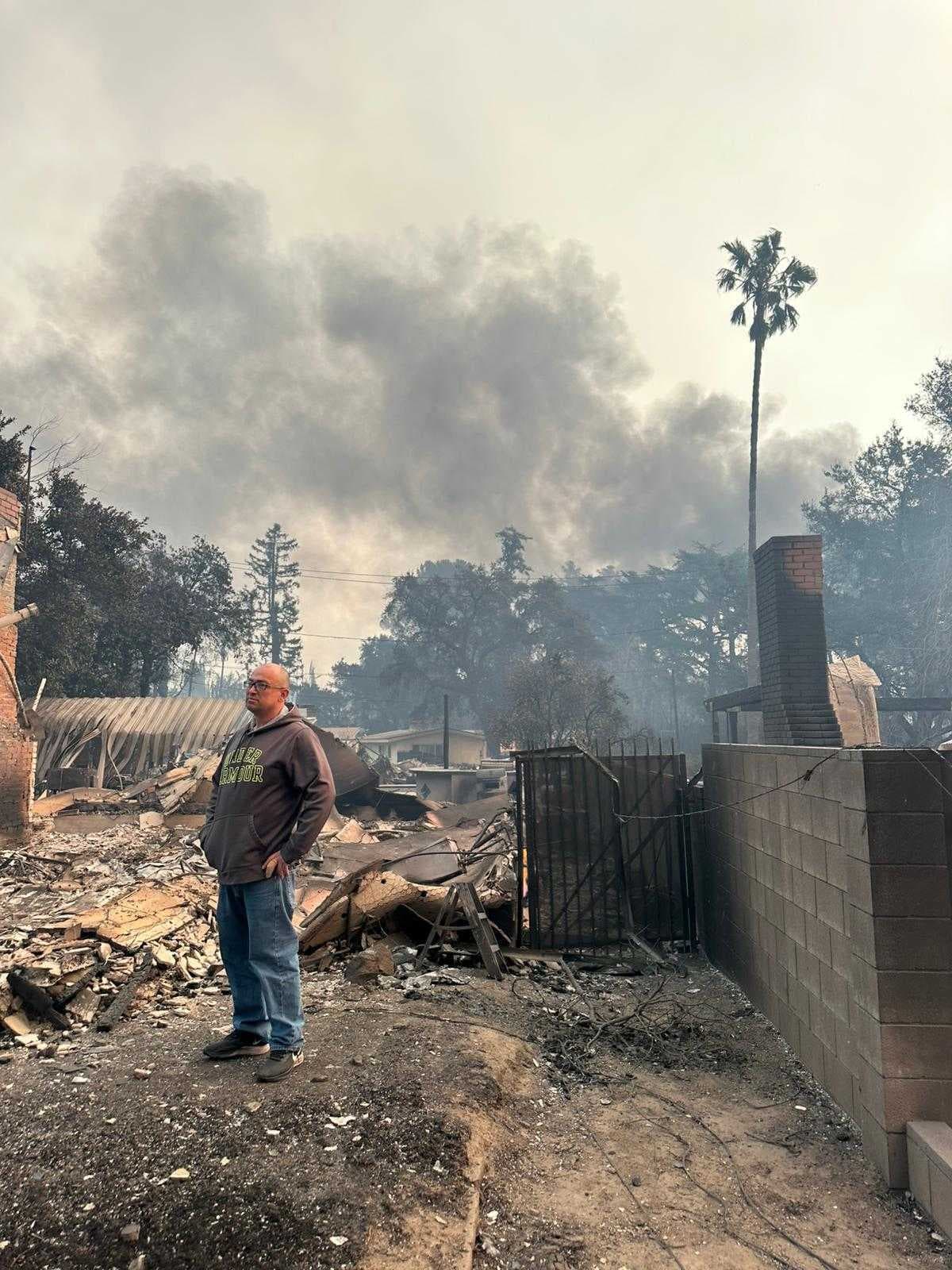 "Lo que vi no lo podía creer y a la fecha
<b> no lo puedo creer, como se quemaron todas las casas y desaparecieron</b>”, comentó Puga.
<br>
<br>Aunque Jerry tiene seguro ahora, dice, viene una batalla legal para hacer que su póliza sea válida. 
<br>
<br>