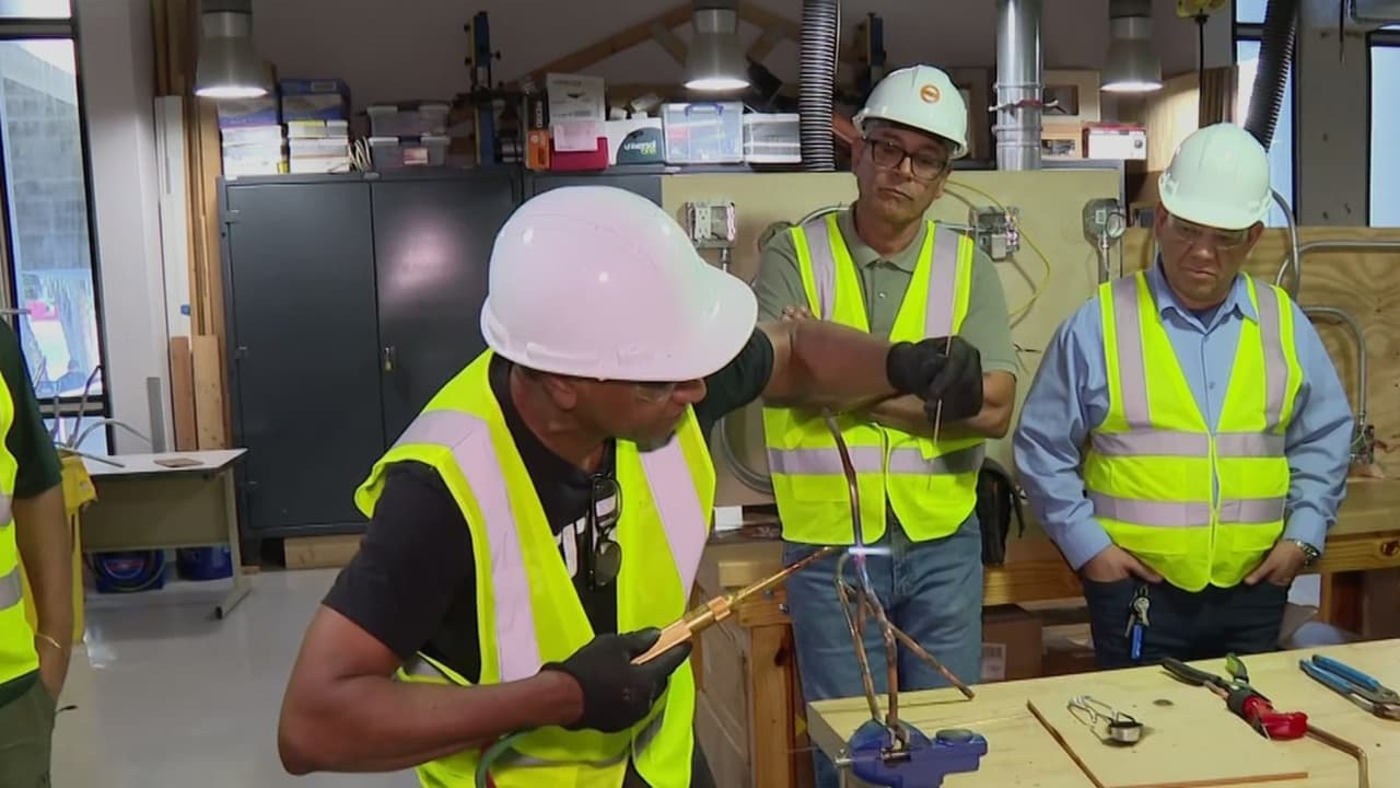 IA reduce empleos y dispara demanda de oficios como plomería y electricidad