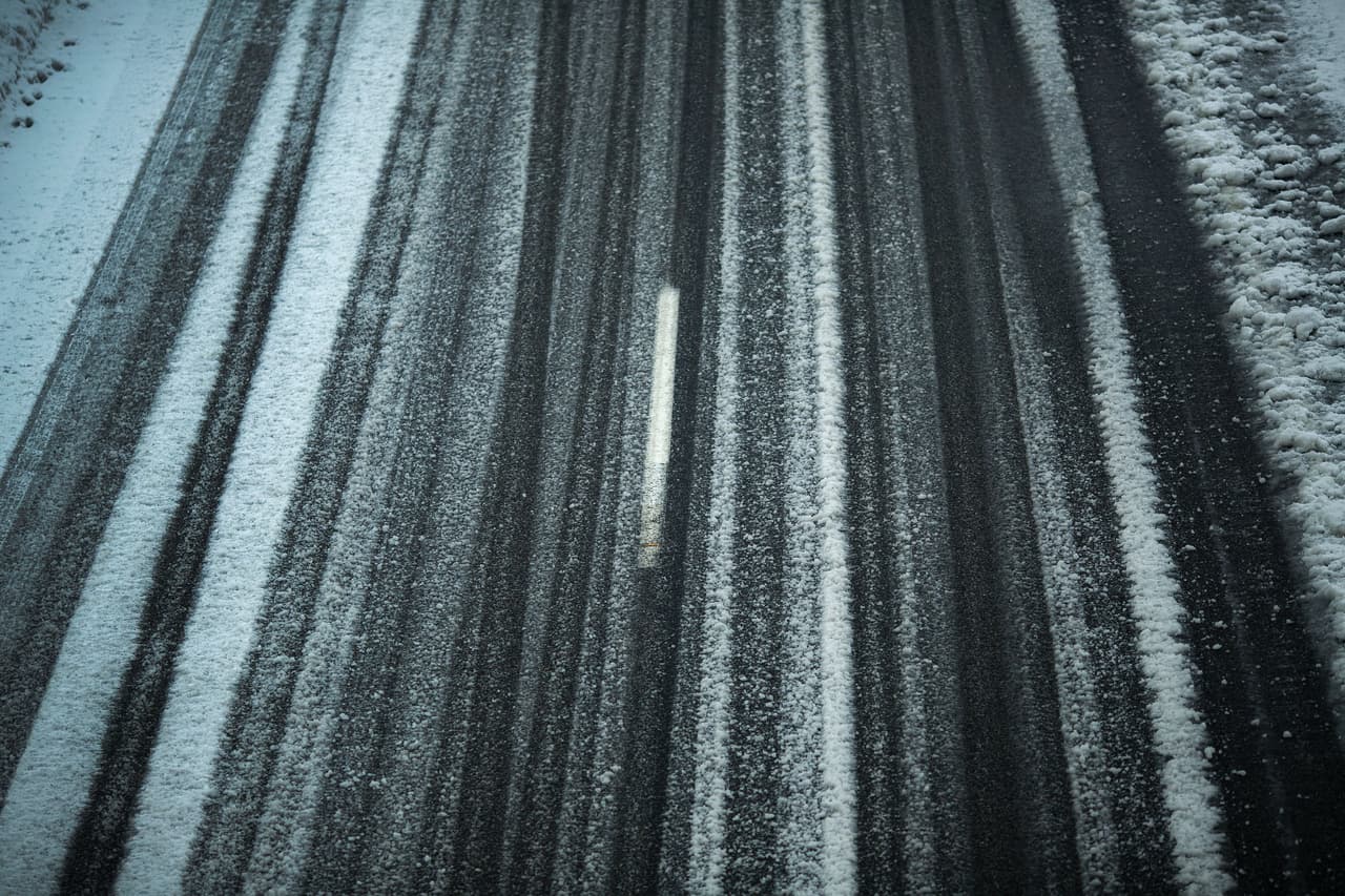 La cantidad de nieve continúa aumentando en el poblado de Mammoth Lakes, a 330 millas de San Francisco, tras el paso de varias tormentas a lo largo de California.