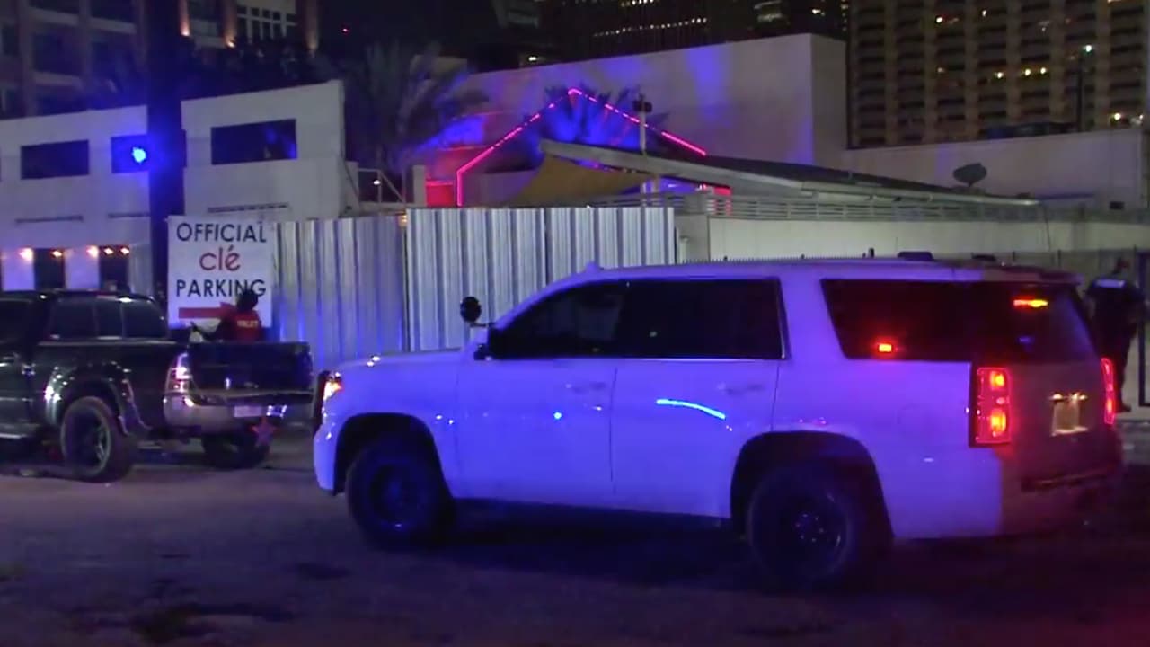 Un oficial fuera de servicio que se encontraba auxiliando con la vigilancia, respondió disparando en contra del sospechoso.