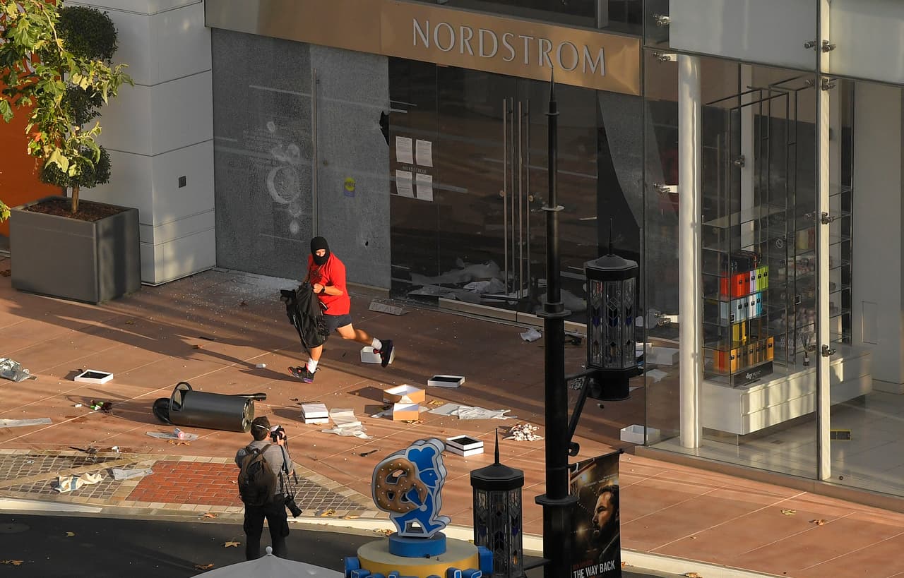 En el centro comercial The Grove un hombre fue visto salir de la tienda Nordstrom con mercancía robada.