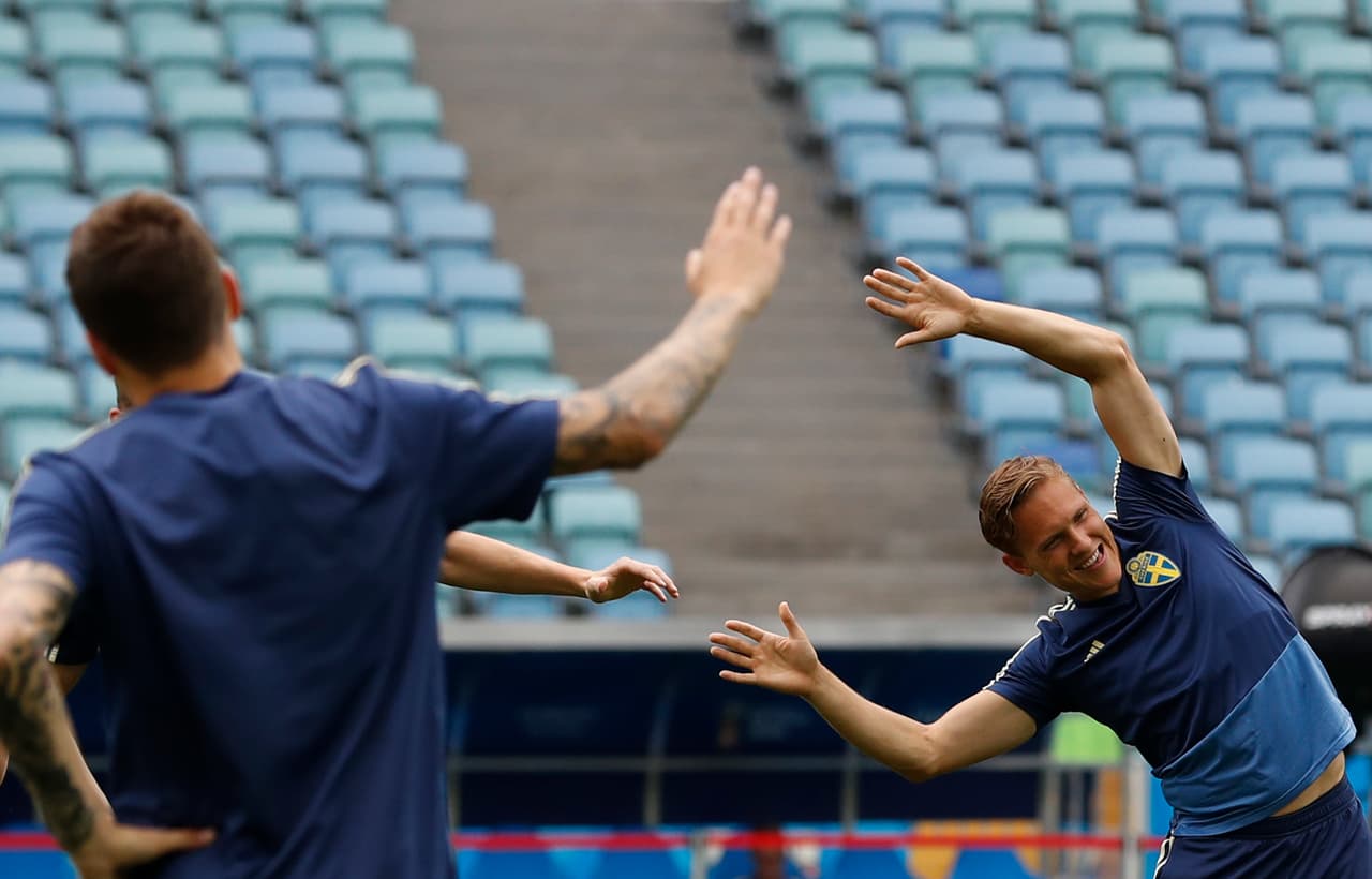 Alguien que conoce bien a los alemanes es el hombre a la izquierda, Ludwig Augustinsson, quien juega para el Werder Bremen de la Bundesliga, su conocimiento puede ser clave.