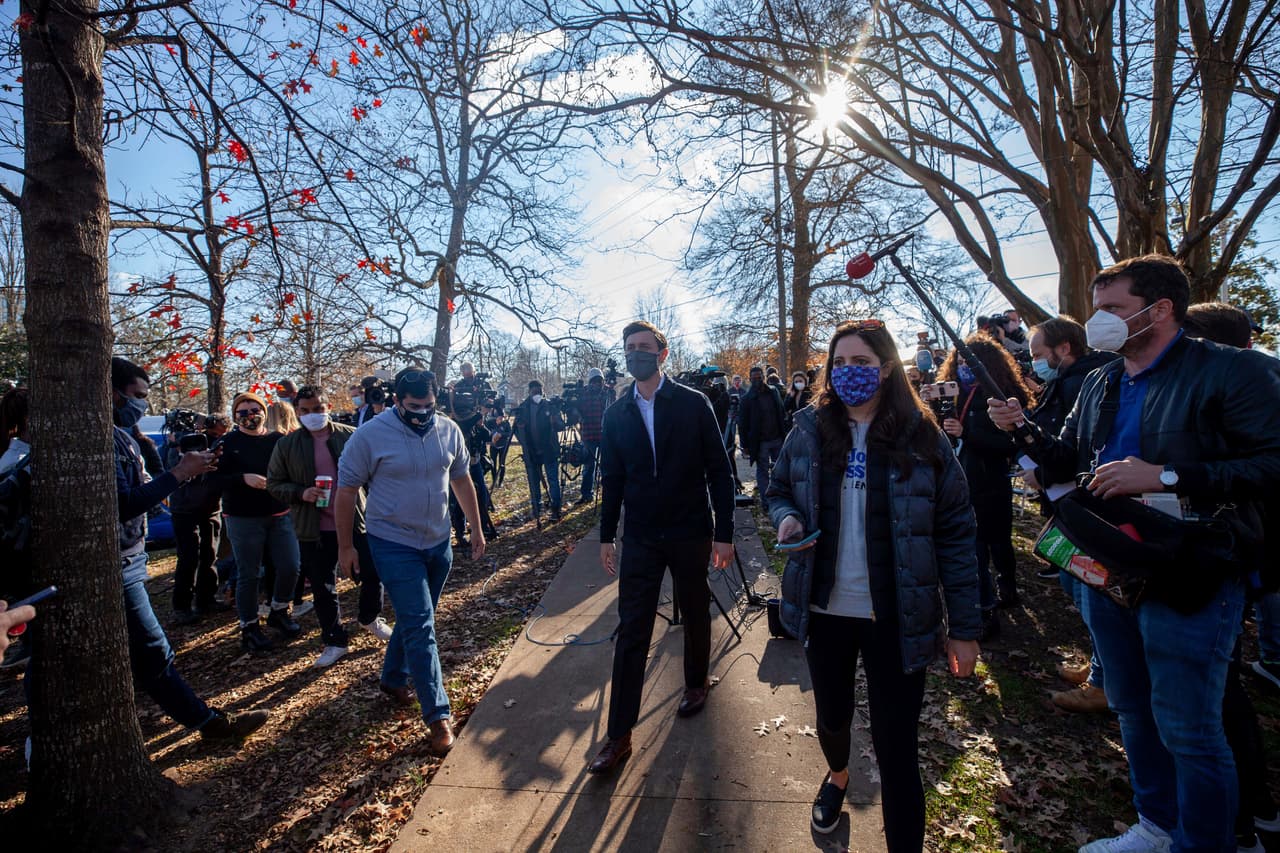 El candidato demócrata al Senado de Estados Unidos, Jon Ossoff, habla con los medios en el Dunbar Neighborhood Center en Acworth, Georgia, este martes 5 de junio cuandos se llevan a cabo las elecciones de segunda vuelta.