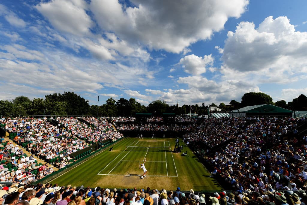 Panorámica del juego entre el canadiense Milos Raonic y el alemán Alexander Sverev en el s´éptimo día de actividades en 2017.