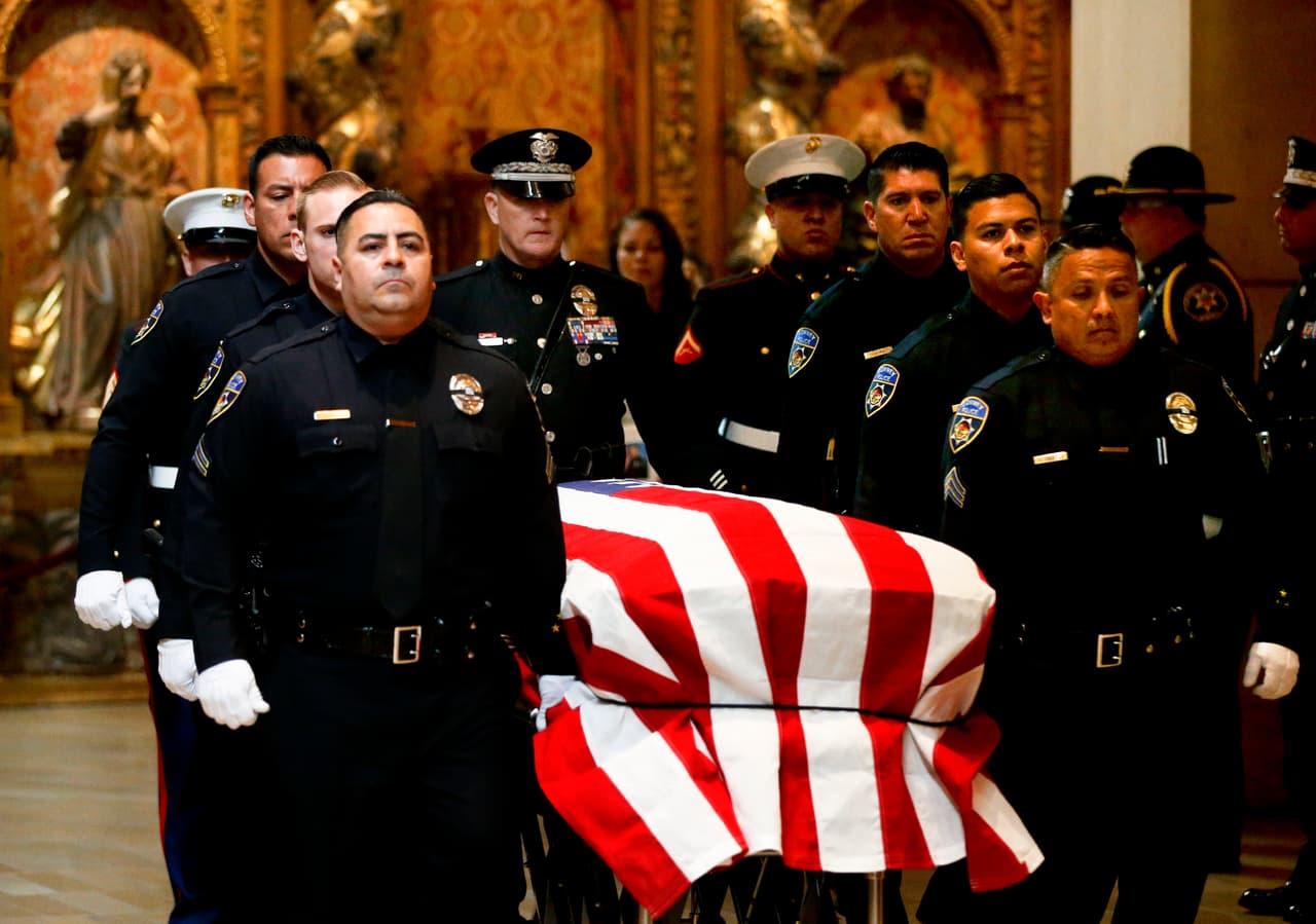 Miles de personas dan último adiós al policía hispano asesinado en Los Ángeles