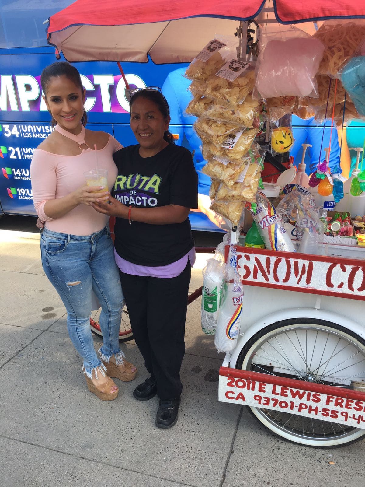 Rocío, esta vendedora de botanas, nos preparó unos raspaditos deliciosos.