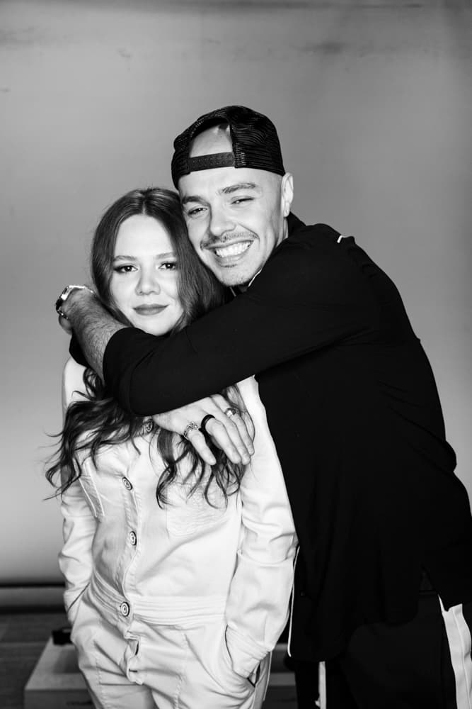 Mientras que 
<b>Joy</b>, tres años menor que su hermano, complementó diciendo que hay canciones que se escriben pensando en una colaboración y otras no, pero ‘
<i>Mañana es too late</i>’ siempre fue compuesta para ellos.