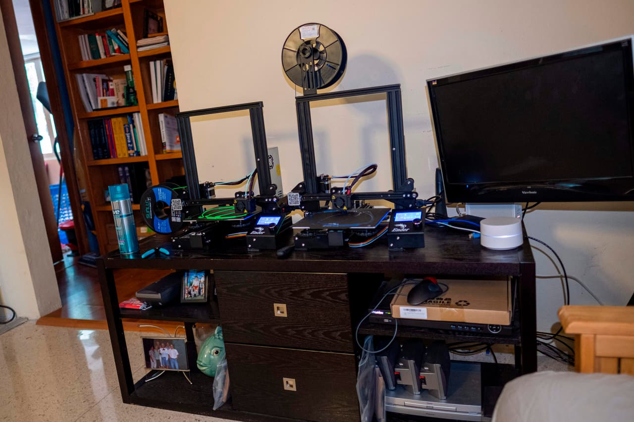 El doctor utiliza impresoras 3D para crear los marcos de las caretas.