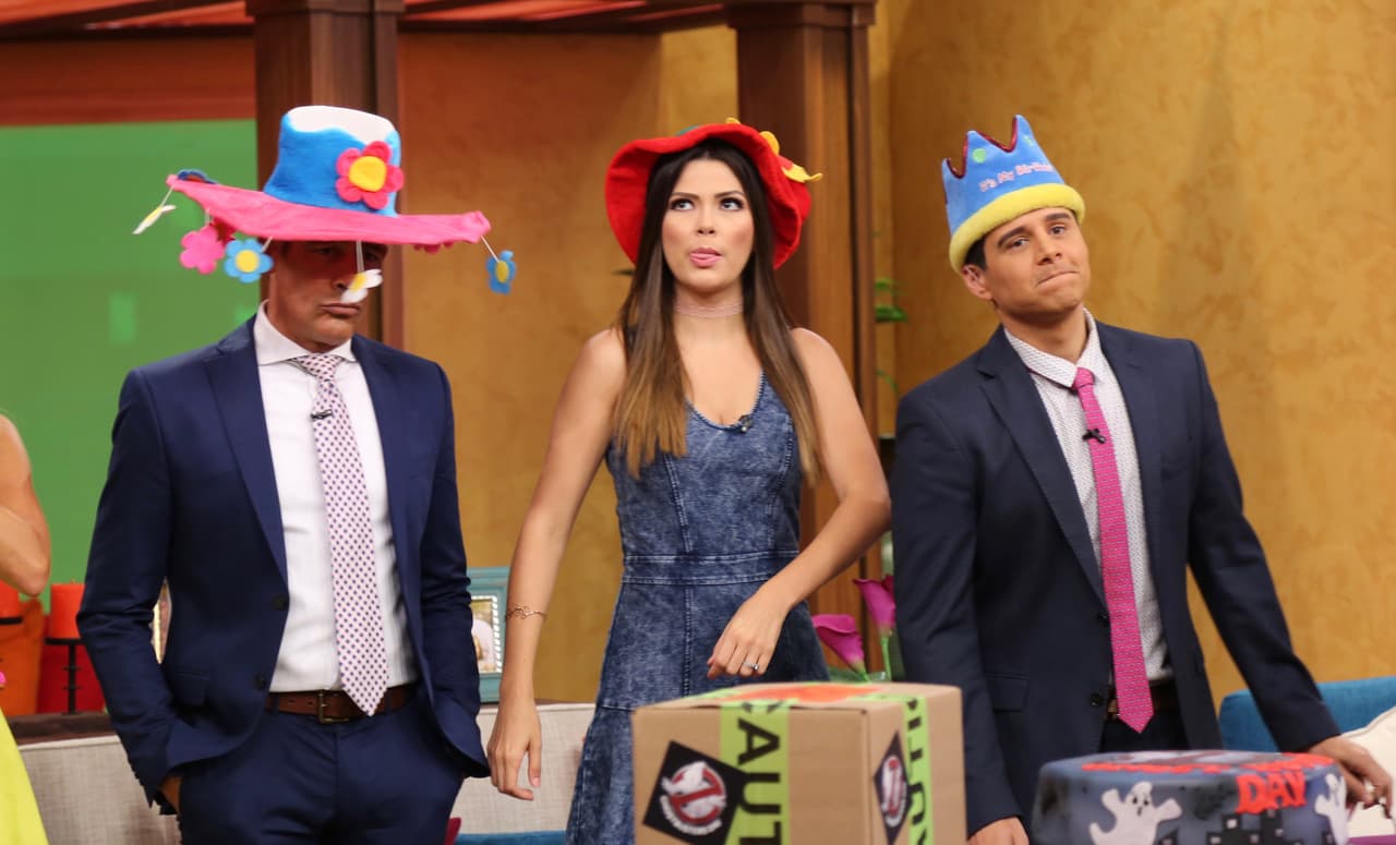 Johnny estaba muy serio pero Ana Patricia y Alejandro no podían evitar hacer gestos.