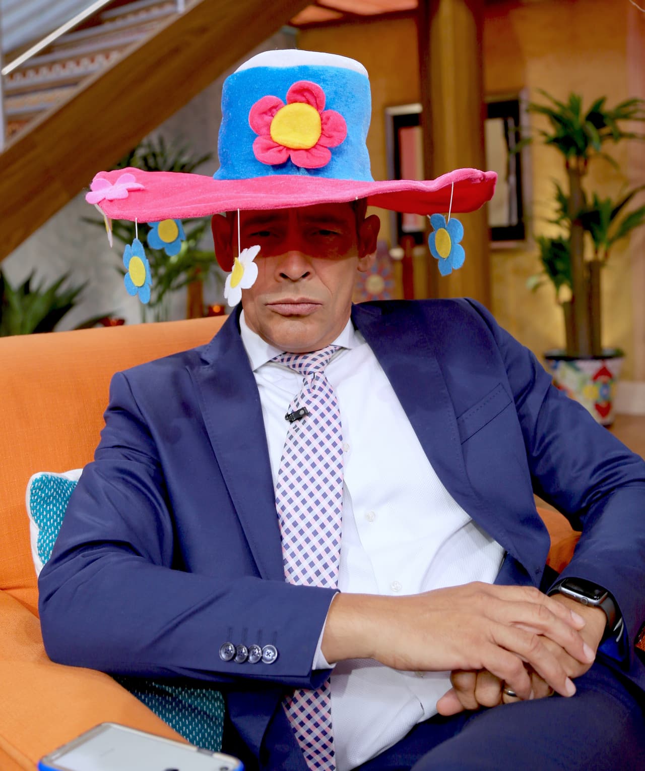 Johnny quería sorprender a todos con este peculiar sombrero.