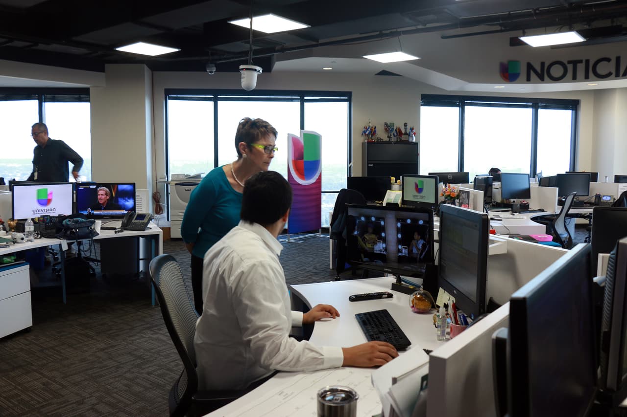 Phyllis Slocum profesora del departamento de artes mediáticas de UNT y Alejandro Jiménez, director técnico de Proyecto U revisando las asignaciones en el rundown.