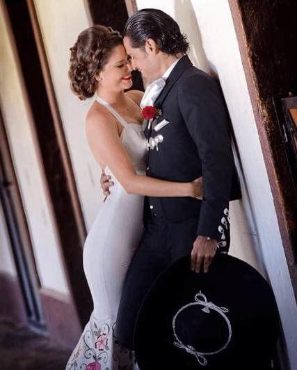 Las razones sobraron para la enamorada pareja, y es que hace menos de un mes cumplieron 5 años de casados, y el pasado 17 de junio, Luis Carlos celebró su cuarto año como papá.
<br>