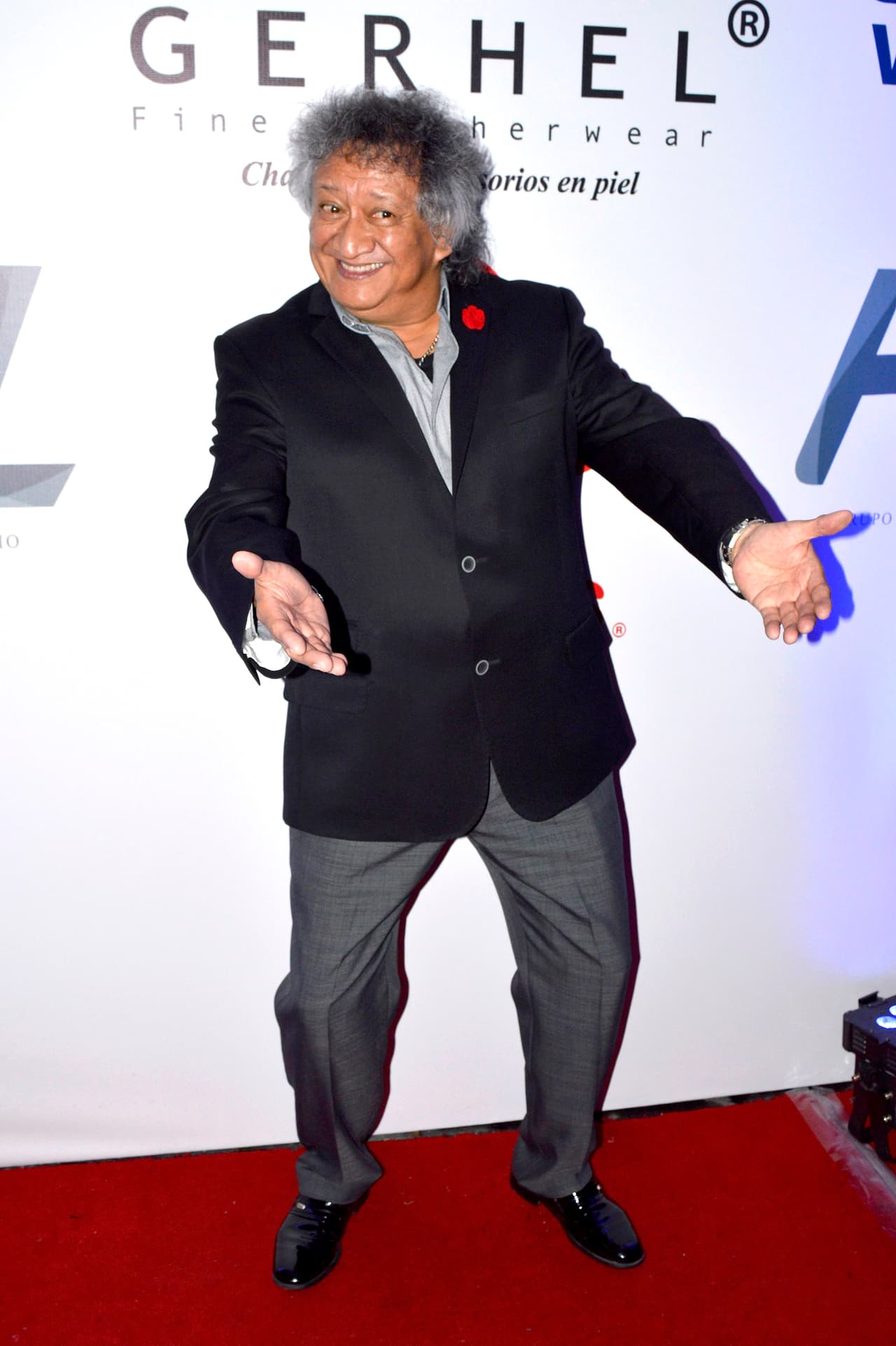 "Es una foto de hace más o menos 15 años, veníamos saliendo de una entrevista con Maxine Woodside, 
<b>fue un amigo de muchos años</b>", contó Falcón vía mensaje privado de Facebook a Univision Digital. 
<br>