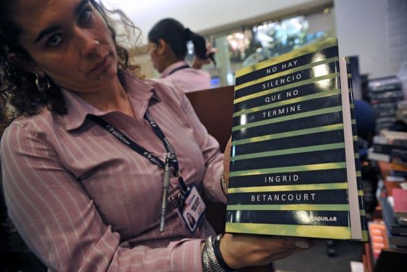 El libro "No hay silencio que no termine" fue acomodado en los estantes de las librerías colombianas, aunque muchos dijeron que no lo leerán, según la agencia AP.