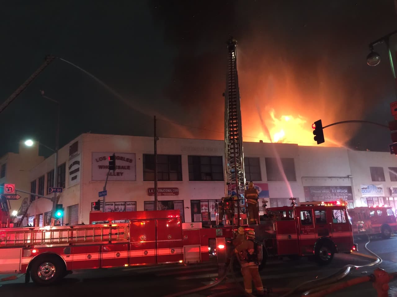 Arde edificio comercial en el centro de Los Ángeles