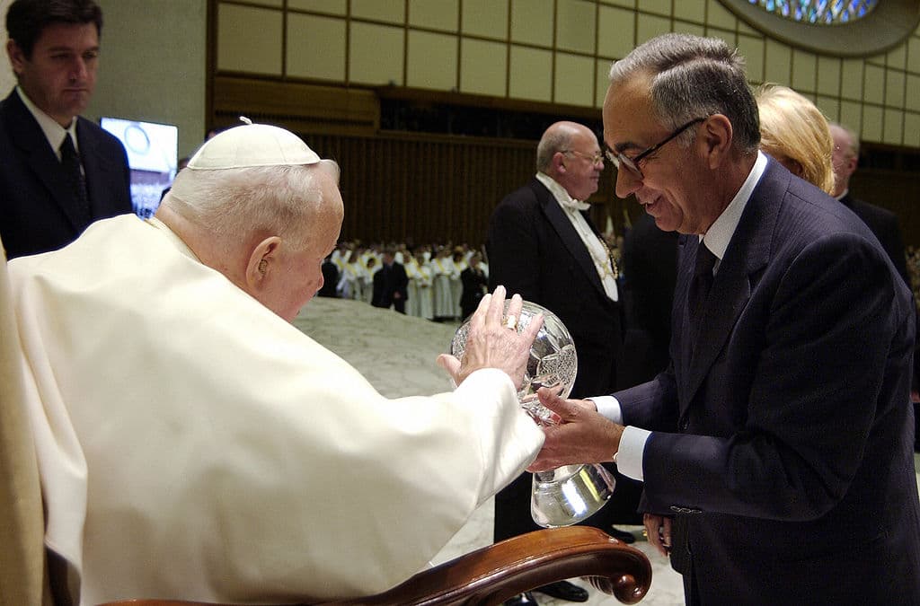 Durante todo su pontificado, Juan Pablo II mantuvo un diálogo constante con la juventud de todo el mundo sobre la importancia del deporte y mostrando interés por sus inquietudes en el campo deportivo.