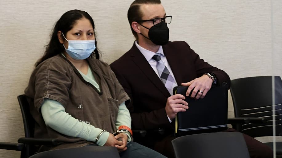 Consultado sobre la presunta relación entre Francisco Márquez y Yesenia Ramírez, el abogado de la acusada, Cody Salfen (a la derecha en la imagen), indicó que “hay cientos de individuos asociados con este caso, entre ellos oficiales de la ley, testigos, acusados, sospechosos y presuntas víctimas. La relación de cada individuo con el caso y las relaciones que pudieron haber existido o no entre las partes involucradas es algo que aún está por conocerse”.