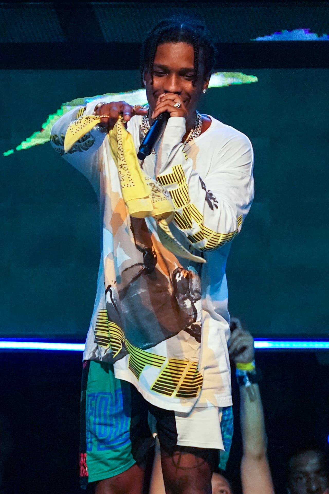 El rapero de 30 años de edad se encuentra tras las rejas luego que un tribunal sueco ordenara su detención desde el pasado 3 de julio, tres días después de registrarse un incidente donde A$AP Rocky y dos de sus socios presuntamente golpearan a un chico.