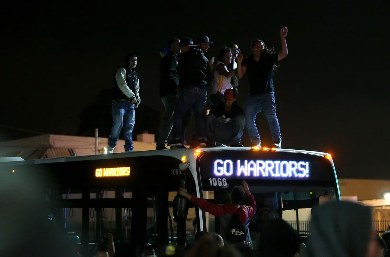 Fans de los Golden State Warriors celebraron en las calles de Oakland