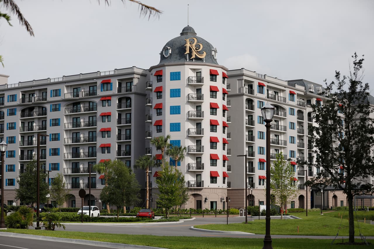 El 
<a href="https://disneyworld.disney.go.com/experience-updates/resorts/"><u>Disney Riviera resort</u></a>, uno de los hoteles que ya se encuentran abiertos y recibiendo reservaciones en el complejo Disney World en Orlando. Los parques de Disney están cerrados desde marzo y solo habían reabierto tres instalaciones temáticas de la compañía en Asia. 
<br>