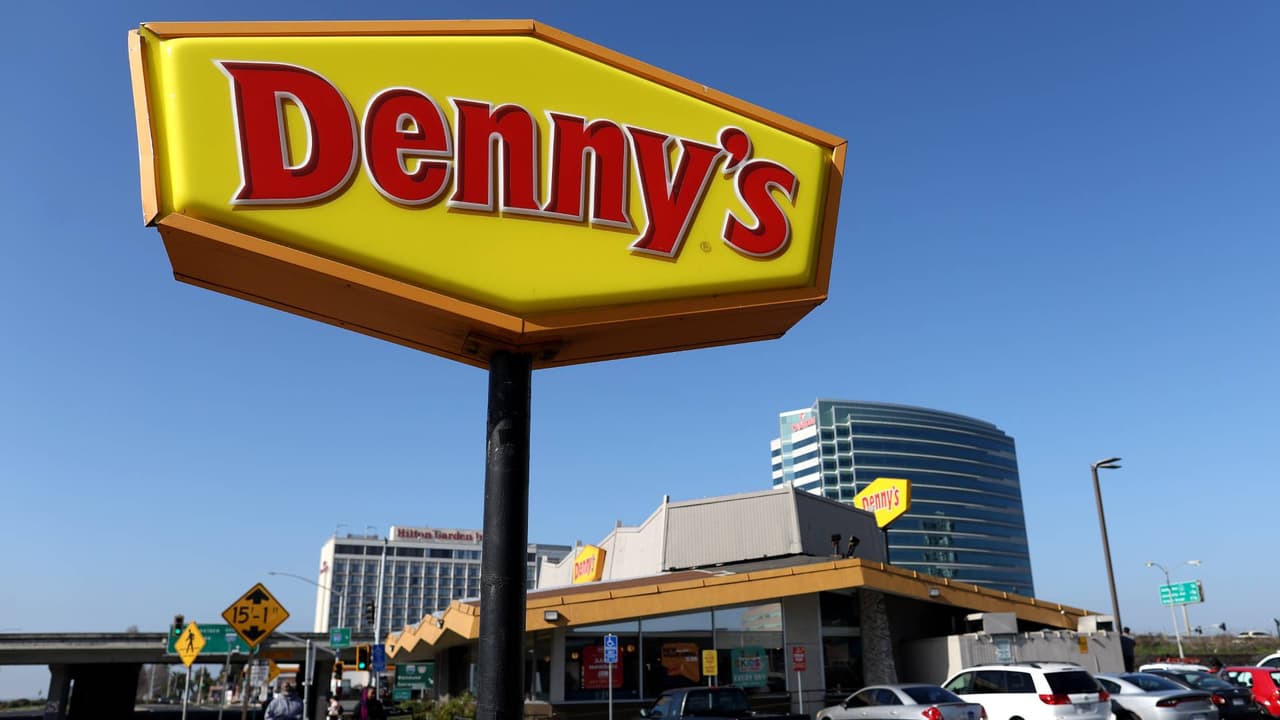 Denny’s anuncia el cierre de 150 sucursales antes de 2025: también reduce su menú