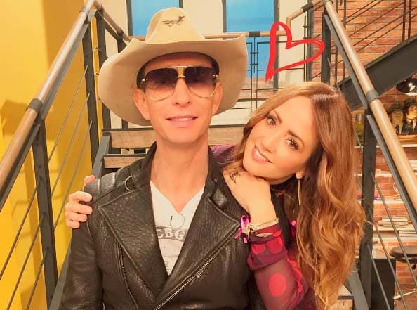 Andrea Legarreta estuvo súper feliz de tener a su amado esposo en HOY. La linda pareja lleva 16 años de casados.