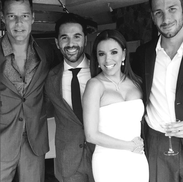 Desde que comenzaron su relación se han vuelto inseparables, ellos hicieron oficial su noviazgo con una foto en las redes y semanas más tarde se divirtieron mucho en la boda de Eva Longoria.