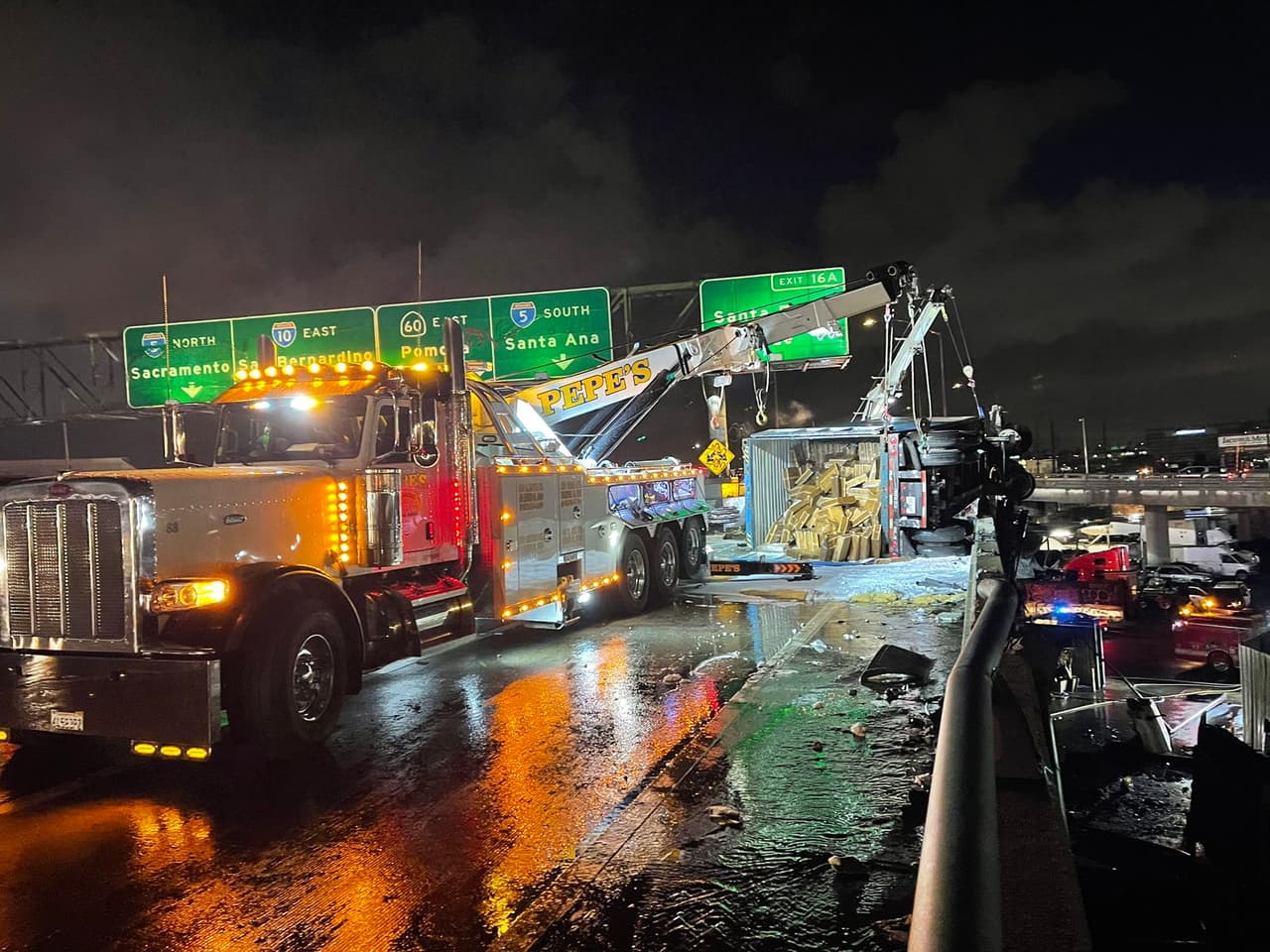 El incidente ocurrió a las 3:35 a.m. en el lado este de la autopista I-10 en la intersección con la Avenida Santa Fe Ave en el centro de Los Ángeles.
