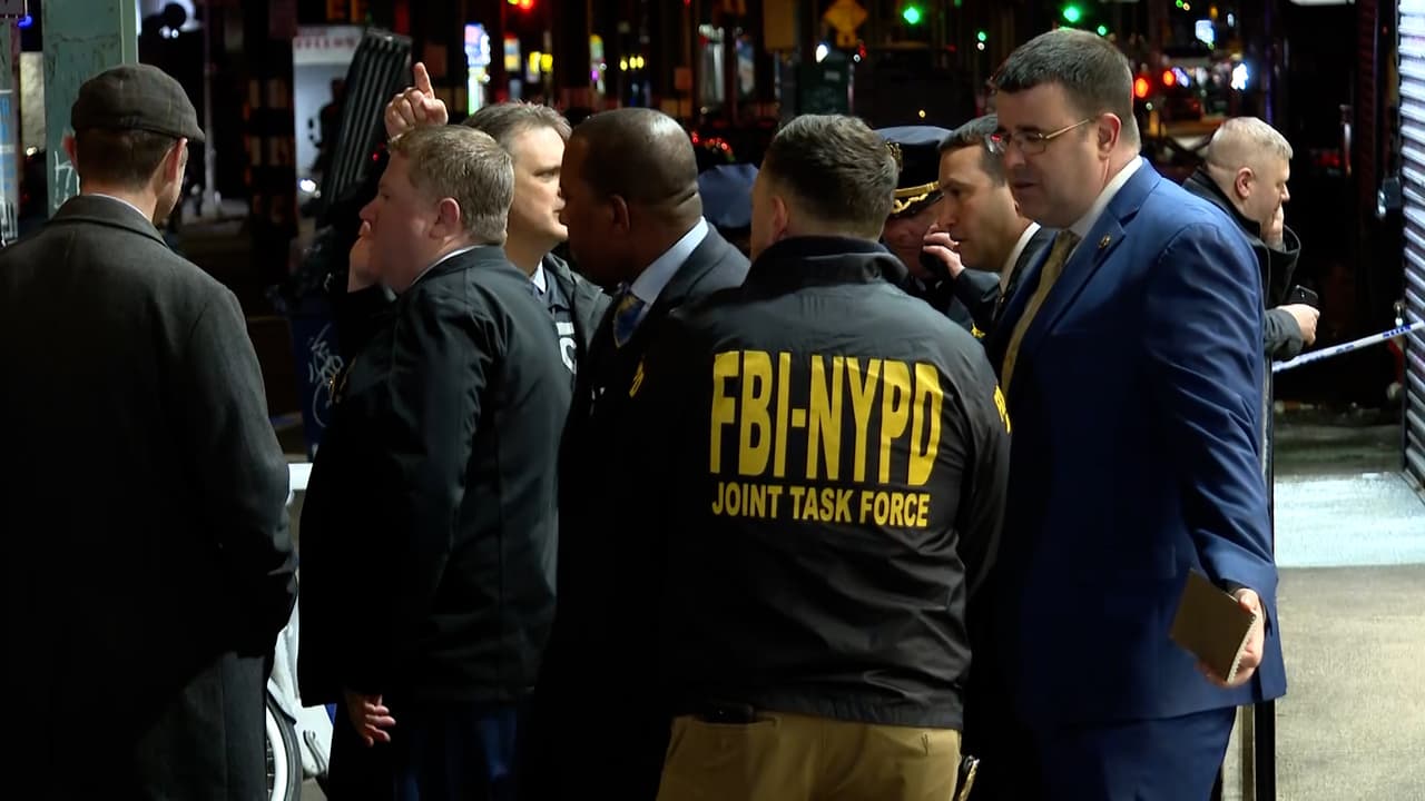 El hombre de 35 años 
<b>fue la única víctima mortal de un tiroteo</b> que se desató en el andén de la estación de Mount Eden del metro de Nueva York el pasado lunes.
<br>
<br>Su esposa reveló que 
<b>hablaba con ella al teléfono al momento en que ocurrió la tragedia</b>.