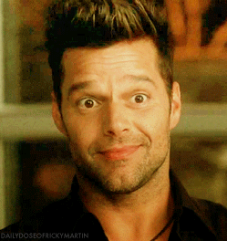 La sonrisa de Ricky Martin es encantadora y el boricua lo sabe, por lo cual a la hora de bailar cualquier tema la utiliza como un arma infalible. 
<br>