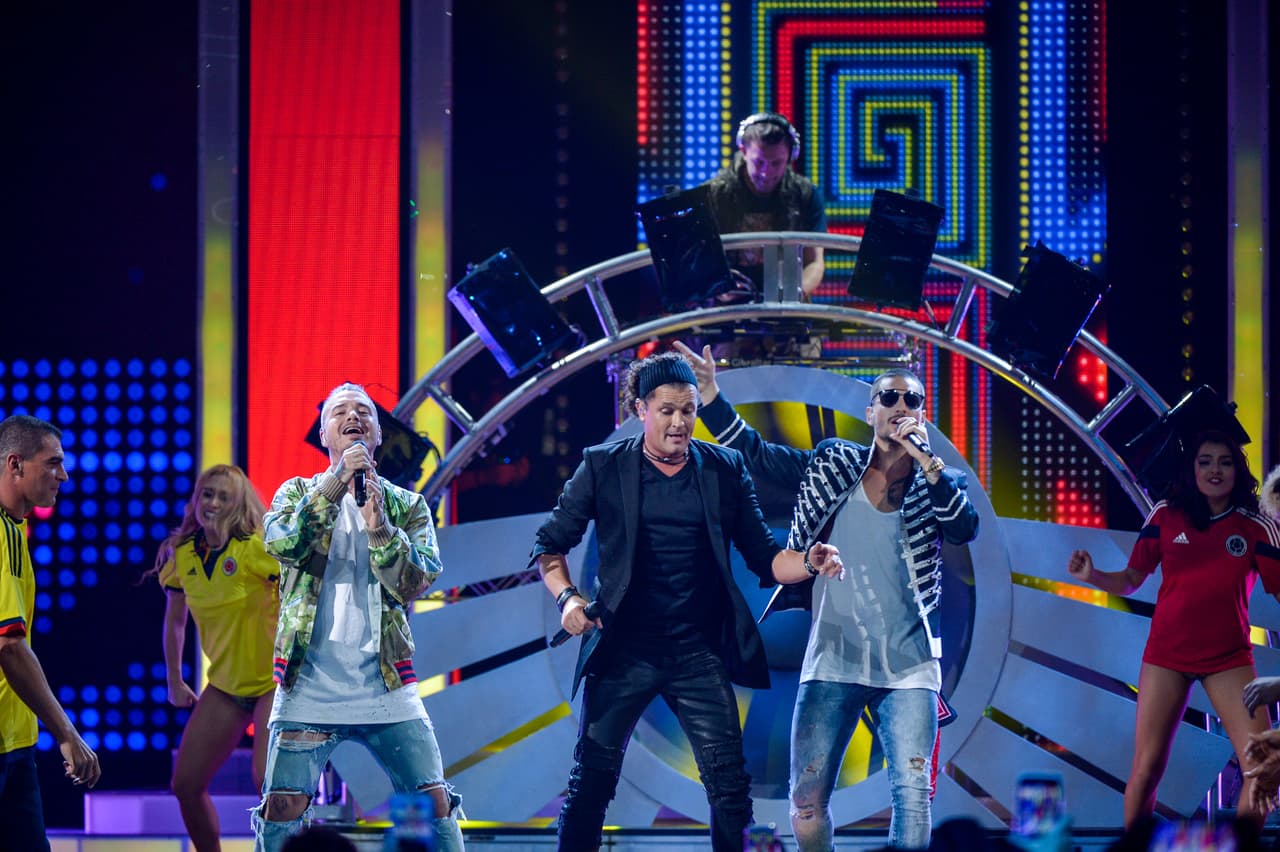 J Balvin también acompañó a Carlos Vives en este homenaje.