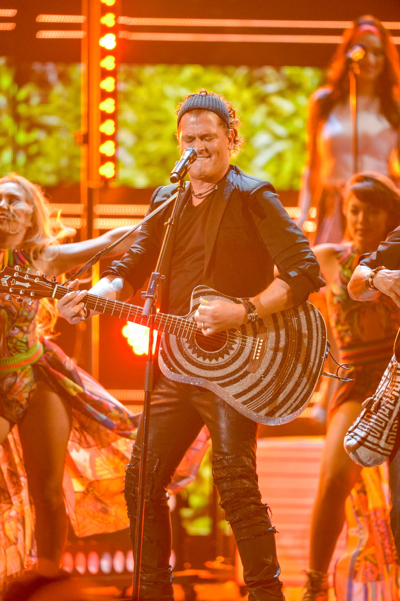 Este talentoso cantautor recibió el homenaje que se merece.