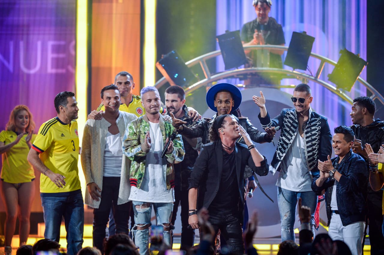 Pero la cumbre de este homenaje llegó cuando sobre el escenario se reunieron más estrellas.