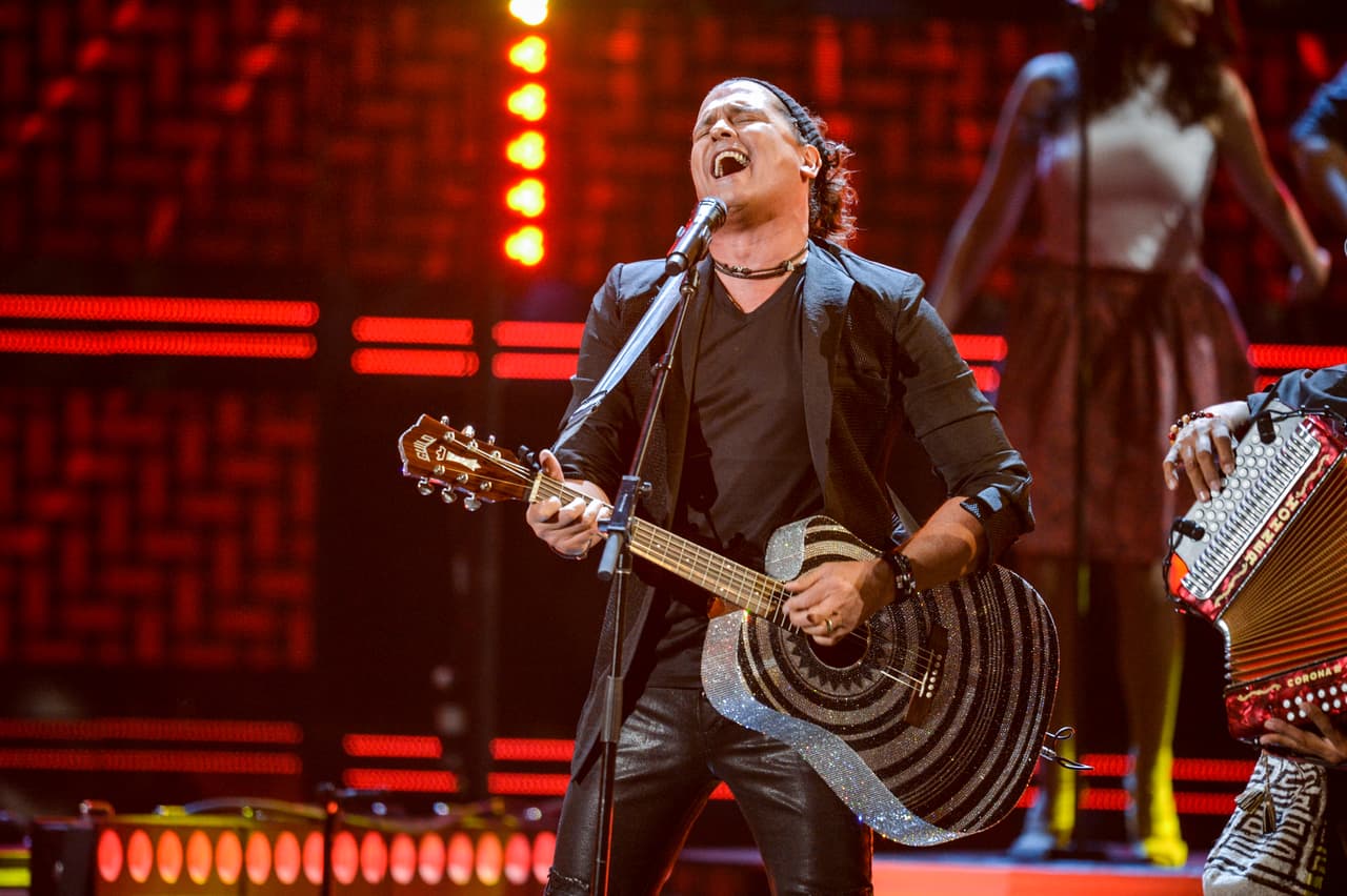 El colombiano recibió el Premio a la Excelencia y dio una gran sorpresa al invitar a las estrellas a subir al escenario.