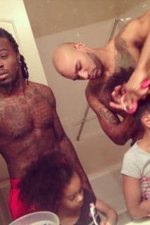 Kordale y Kaleb peinando a sus hijos para ir al Colegio. (Imagen de Instagram)