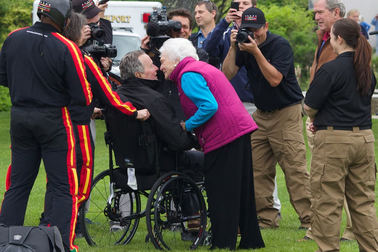 Un encuentro de la pareja con varios fotógrafos y camarógrafos el día del cumpleaños 90 de George H W Bush, en Kennebunkport, Maine. 12 de unio de 2014.