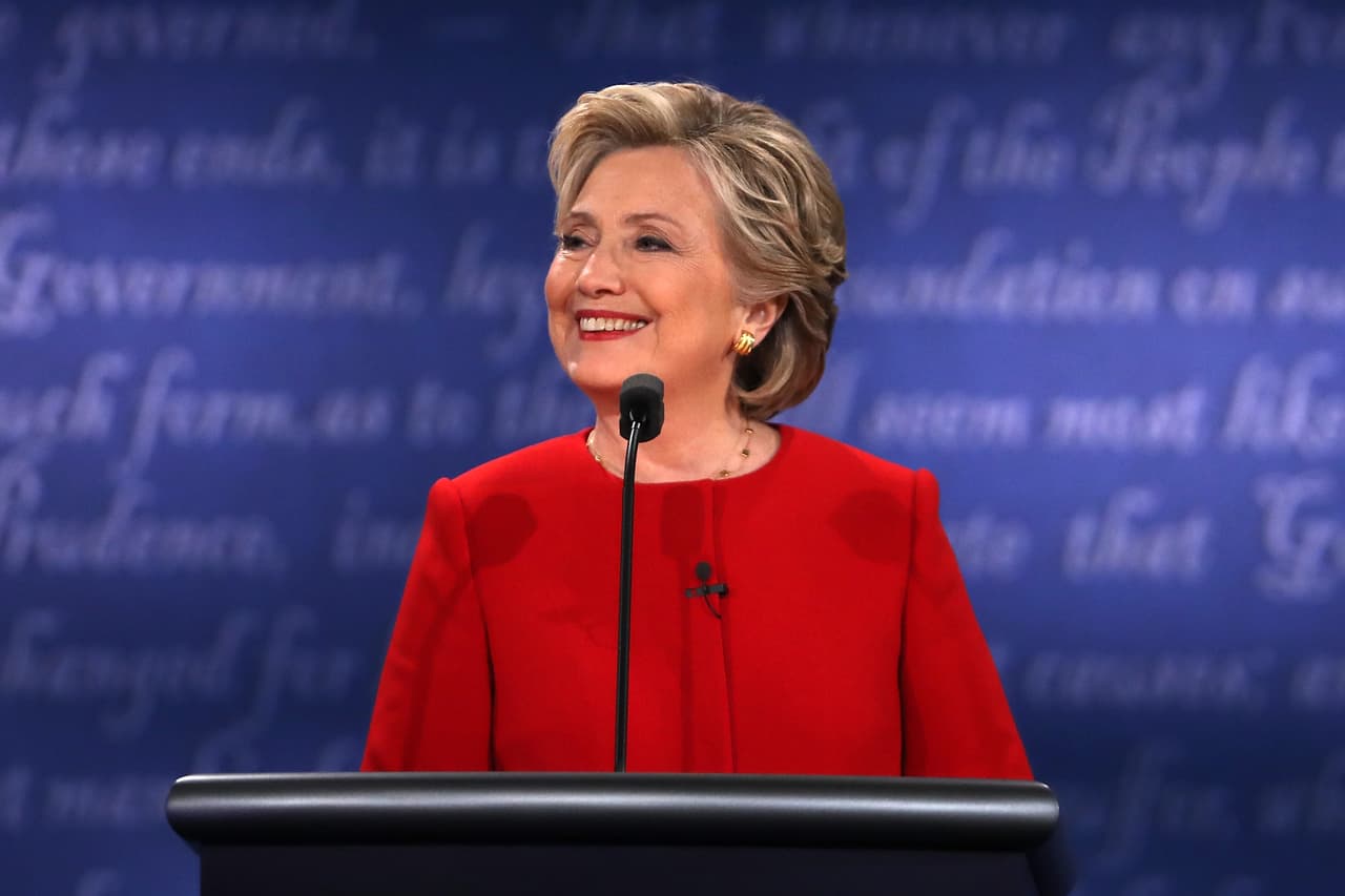 La candidata presidencial del partido demócrata mantiene una expresión relajada a lo largo del encuentro.