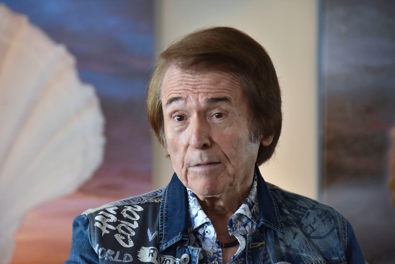 <b>Raphael:</b> El cantante, que padece hepatitis B desde los años 80, fue diagnosticado con un avanzado estado de cirrosis hepática. En 2016, con un hígado nuevo, confesó que su enfermedad "era muy traicionera y no daba la cara".