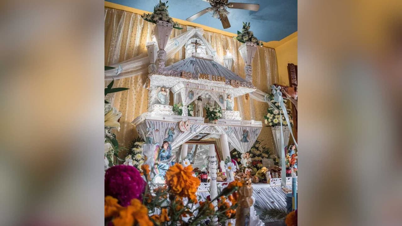 Estos altares, que tienen su origen en las decoraciones eclesiásticas, se han adaptado para honrar a los seres queridos fallecidos en los hogares de las familias.