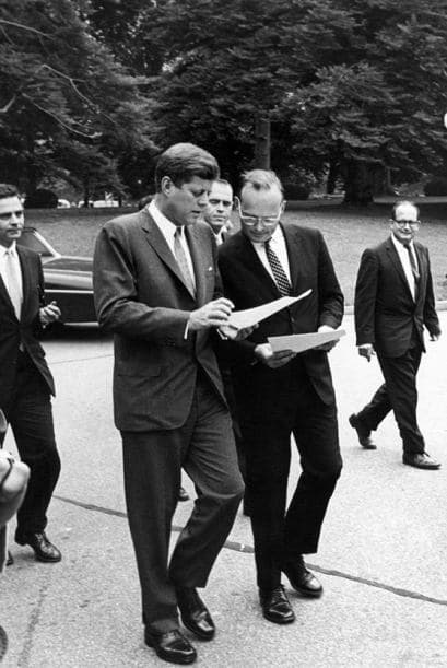 La crisis abarca el período comprendido entre el descubrimiento de los misiles (15 de octubre de 1962) hasta el anuncio de su desmantelamiento y traslado de vuelta a la URSS (28 de octubre de 1962).