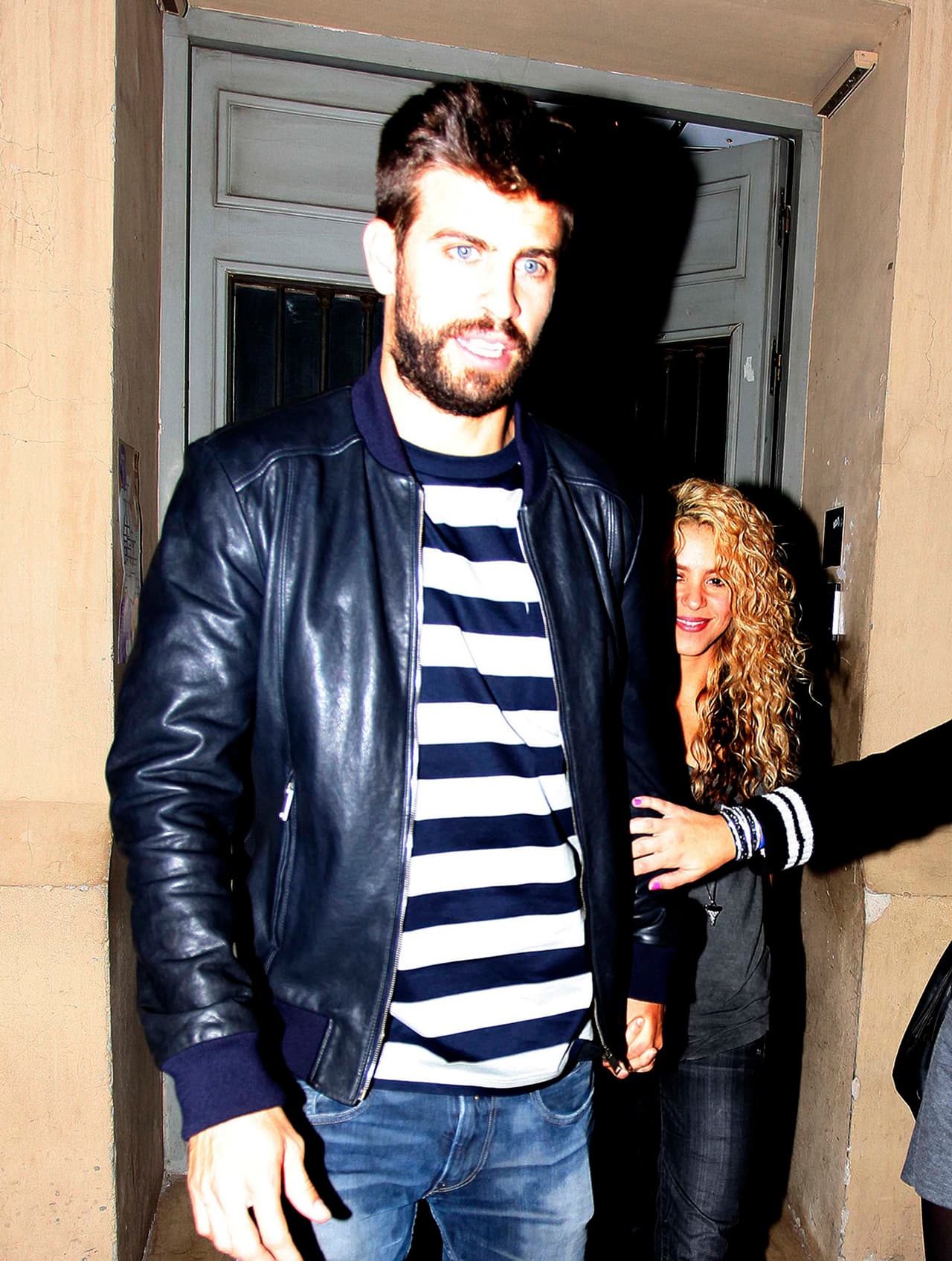 Los esposos llegaron casuales y muy felices.