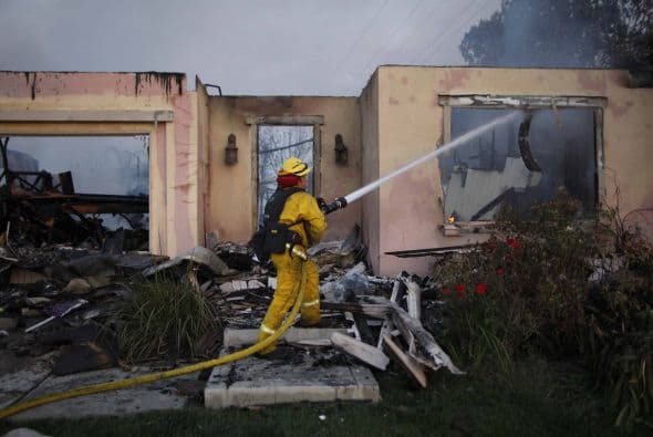 La lucha contra las llamas continúan hoy. Al menos 20 helicópteros tratan de sofocar por aire, mientras cientos de efectivos y voluntarios lo hacen en tierra.