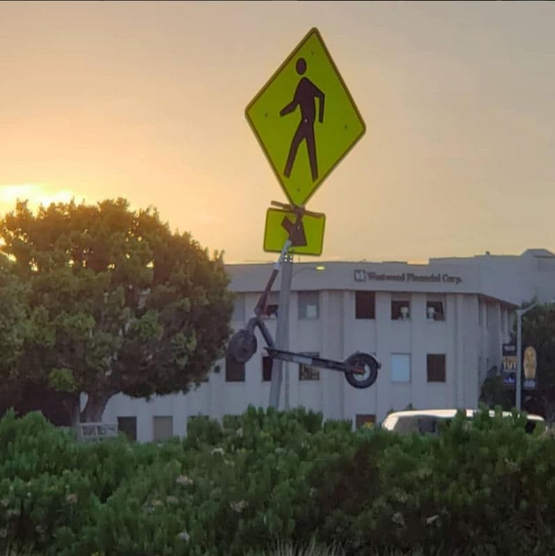 La población de California continúa manifestando su descontento con la invasión de estos scooters eléctricos.